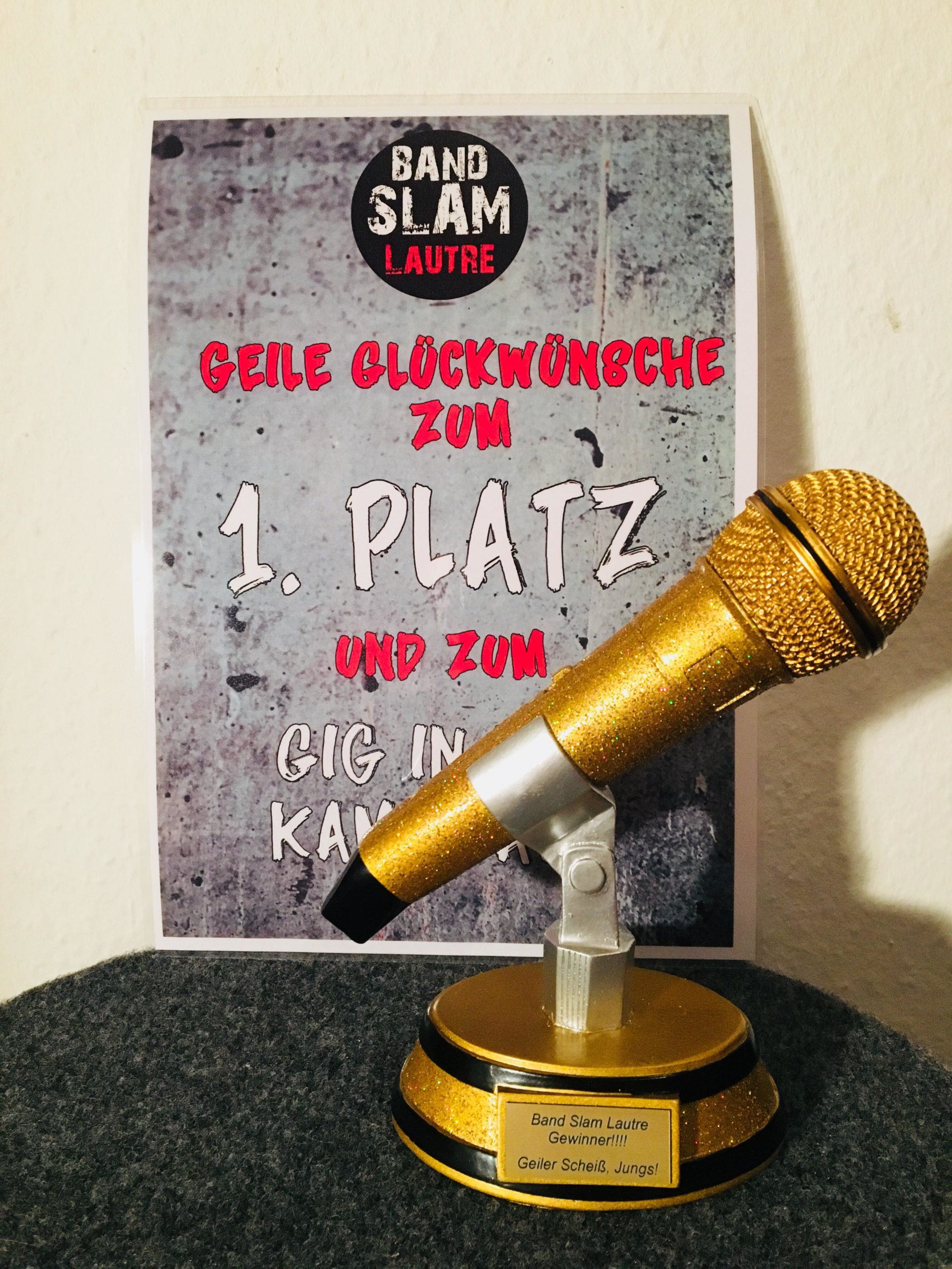 Trophäe Band Slam Lautre 1. Platz Goldenes Mikrofon und Urkunde