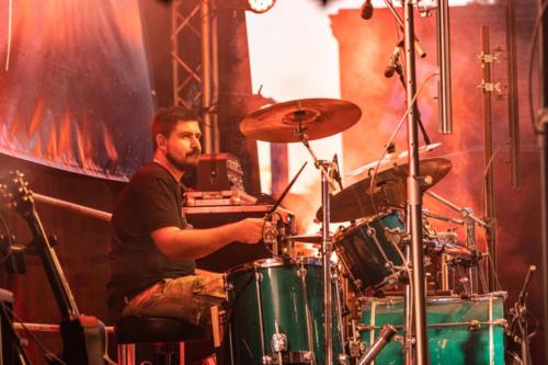 Christian Matzke, Schlagzeuger der Band LIO aus Kaiserslautern live auf der Bühne.